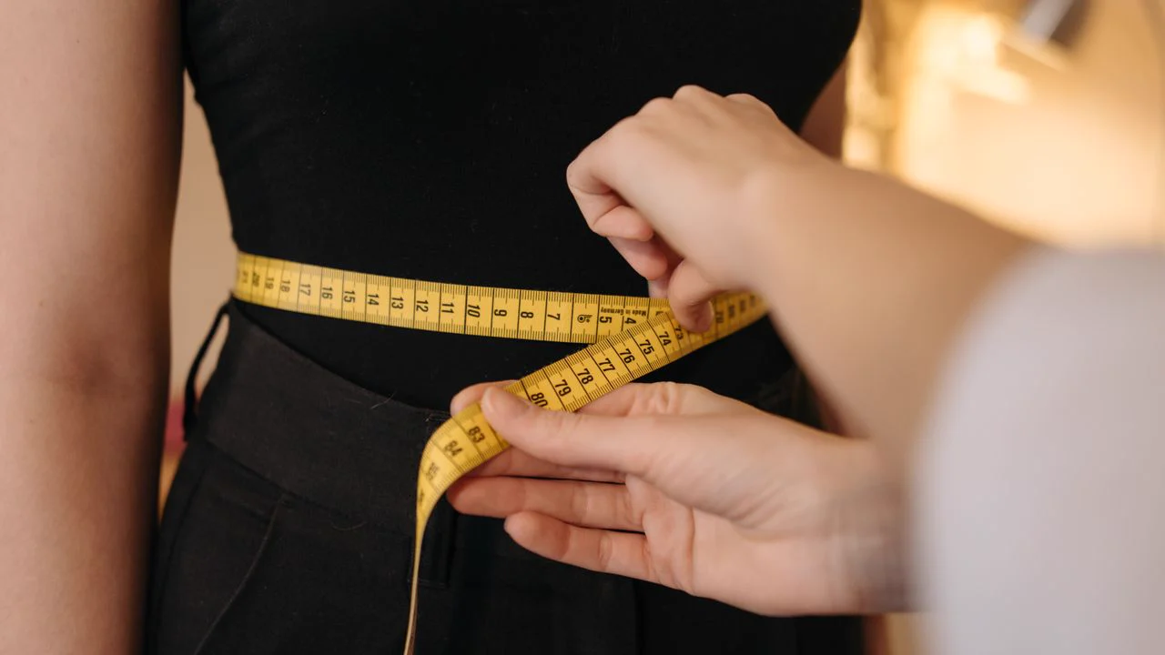 Body measurement guide illustration